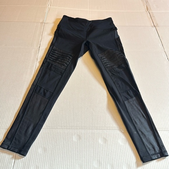 Victorias Secret Sport black leggings with detailed mesh and striping both sides - Picture 1 of 11